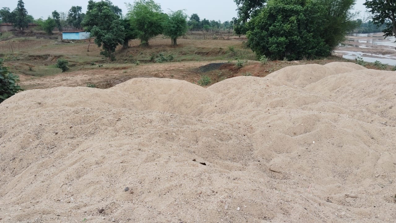 अवैध रूप से किया aजा रहा है बालू का भंडारण।