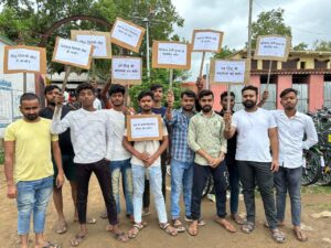सतबरवा:मिडिल स्कूल कि शिक्षिका के खिलाफ लोगों का गुस्सा फूटा,तख्ती लेकर किया विरोध प्रदर्शन