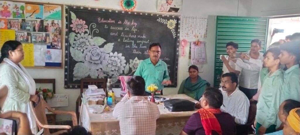 सतबरवा:मिडिल स्कूल कि शिक्षिका के खिलाफ लोगों का गुस्सा फूटा,तख्ती लेकर किया विरोध प्रदर्शन सतबरवा:मिडिल स्कूल कि शिक्षिका के खिलाफ लोगों का गुस्सा फूटा,तख्ती लेकर किया विरोध प्रदर्शन