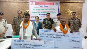 दस दस लाख के दो नक्सलियों ने किया आत्मसमर्पण