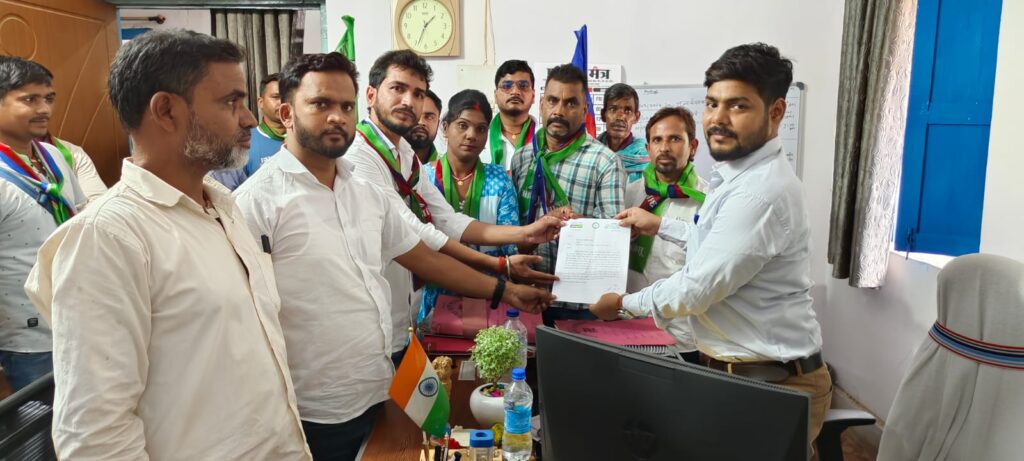आजसू का हल्ला बोल कार्यक्रम,किया खनन विभाग का घेराव आजसू का हल्ला बोल कार्यक्रम,किया खनन विभाग का घेराव