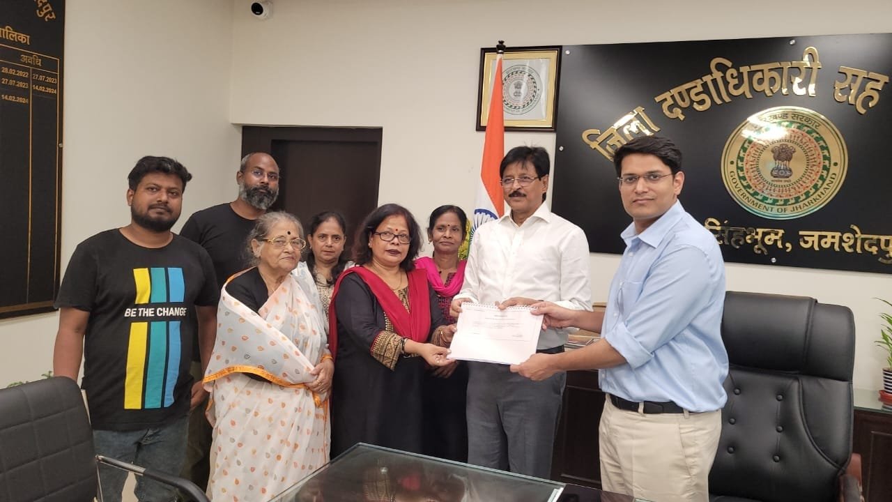 उपायुक्त से मिलें पूर्व कमिश्नर विजय कुमार सिंह उपायुक्त से मिलें पूर्व कमिश्नर विजय कुमार सिंह