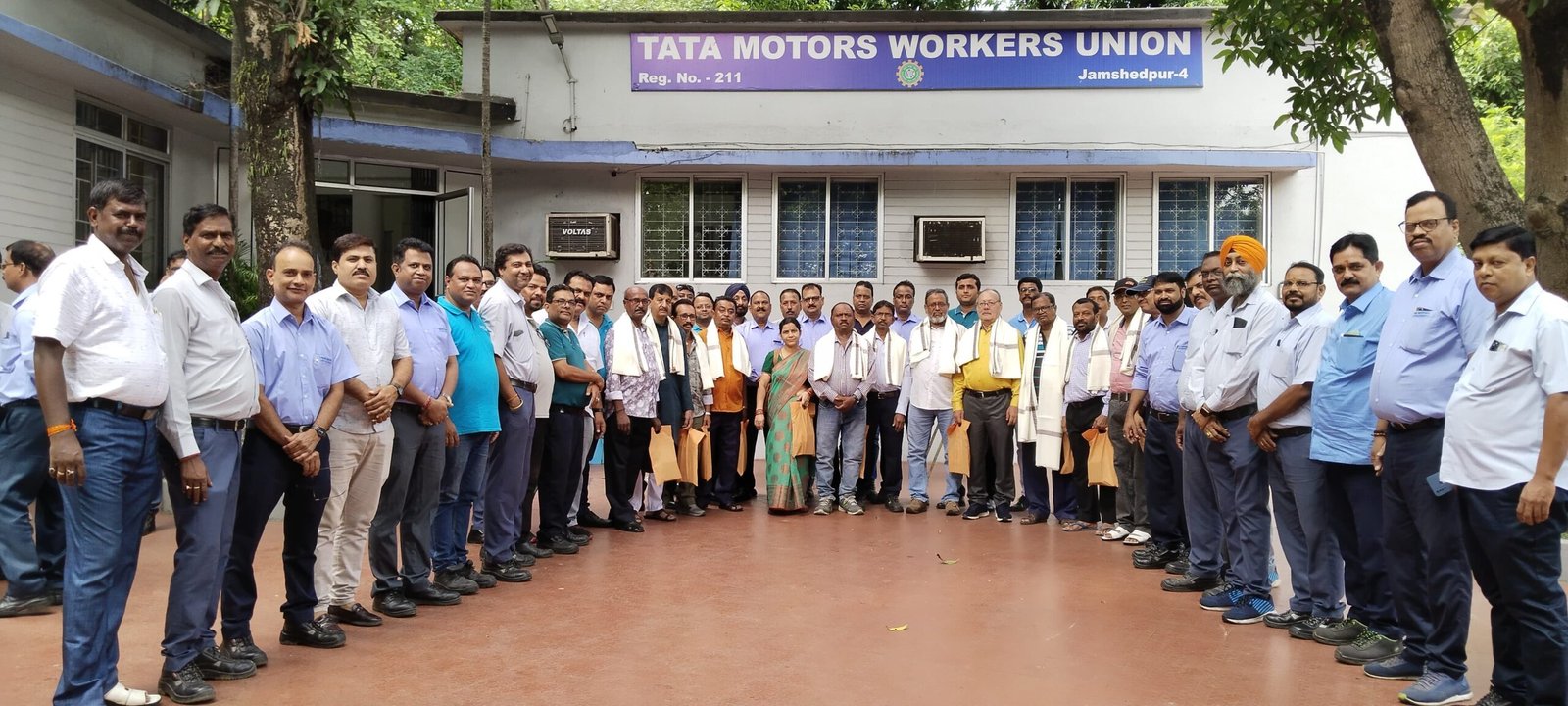 टाटा मोटर्स यूनियन कार्यालय में विदाई समारोह आयोजित टाटा मोटर्स यूनियन कार्यालय में विदाई समारोह आयोजित