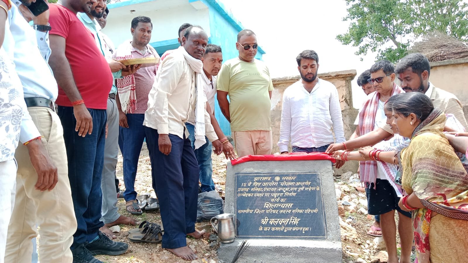 पश्चिमी जिप सदस्य ने कई पंचायत में किया विभिन्न योजनाओं का शिलान्यास। पश्चिमी जिप सदस्य ने कई पंचायत में किया विभिन्न योजनाओं का शिलान्यास।