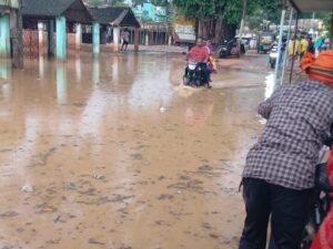 झमाझम बारिश से मौसम हुआ सुहाना:लेकिन कहीं पानी जमा होने से शहरवासी हुए परेशान