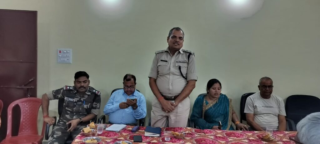 थाना परिसर में शांति समिति की हुई बैठक,आपसी भाईचारे के साथ मनाए मुहर्रम पर्व थाना परिसर में शांति समिति की हुई बैठक,आपसी भाईचारे के साथ मनाए मुहर्रम पर्व