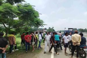 बोलेरो ने सड़क किनारे खड़े बाइक में मारा जोरदार टक्कर,तीन की मौत, पाँच गंभीर रूप से घायल