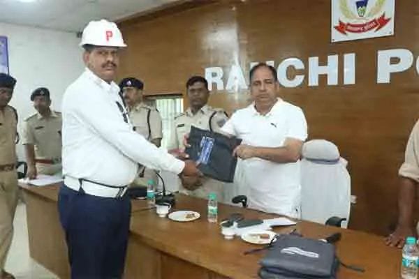 पुलिस लाइन में एसएसपी ने ट्रैफिक पुलिस के जवानों के बीच रेनकोट का वितरण किया पुलिस लाइन में एसएसपी ने ट्रैफिक पुलिस के जवानों के बीच रेनकोट का वितरण किया