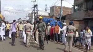 दो समुदायों के बीच हिंसक झड़प, पुलिस पर भी पथराव