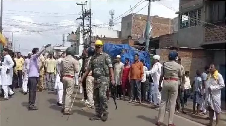 दो समुदायों के बीच हिंसक झड़प, पुलिस पर भी पथराव दो समुदायों के बीच हिंसक झड़प, पुलिस पर भी पथराव