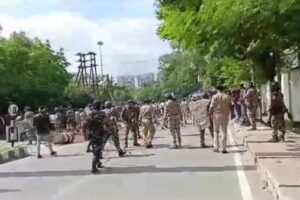 सहायक पुलिसकर्मियों पर लाठीचार्ज