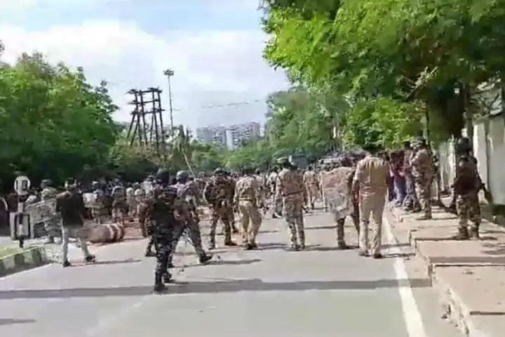 सहायक पुलिसकर्मियों पर लाठीचार्ज सहायक पुलिसकर्मियों पर लाठीचार्ज