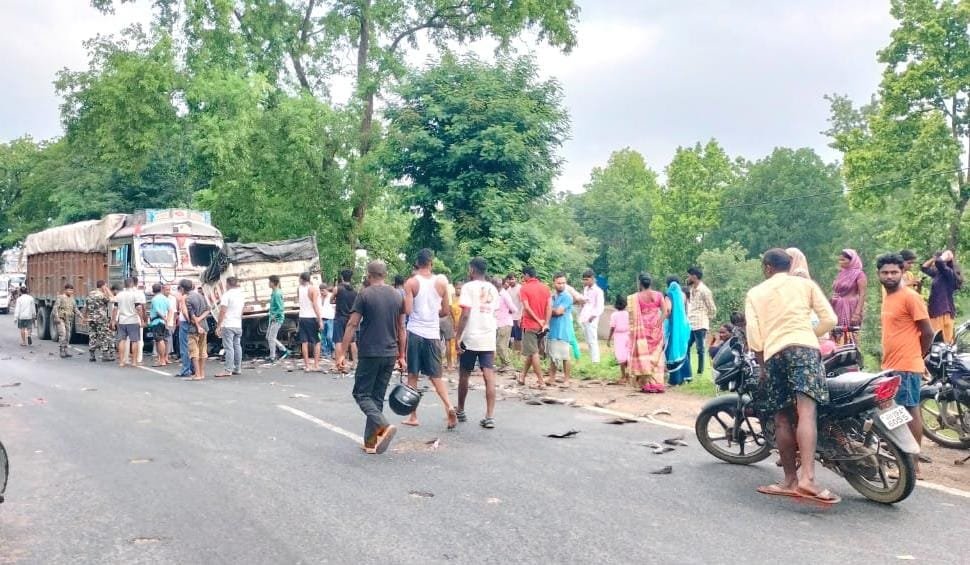 मछली लदी पिकअप और ट्रक के आमने सामने की जोरदार टक्कर:एक की मौत