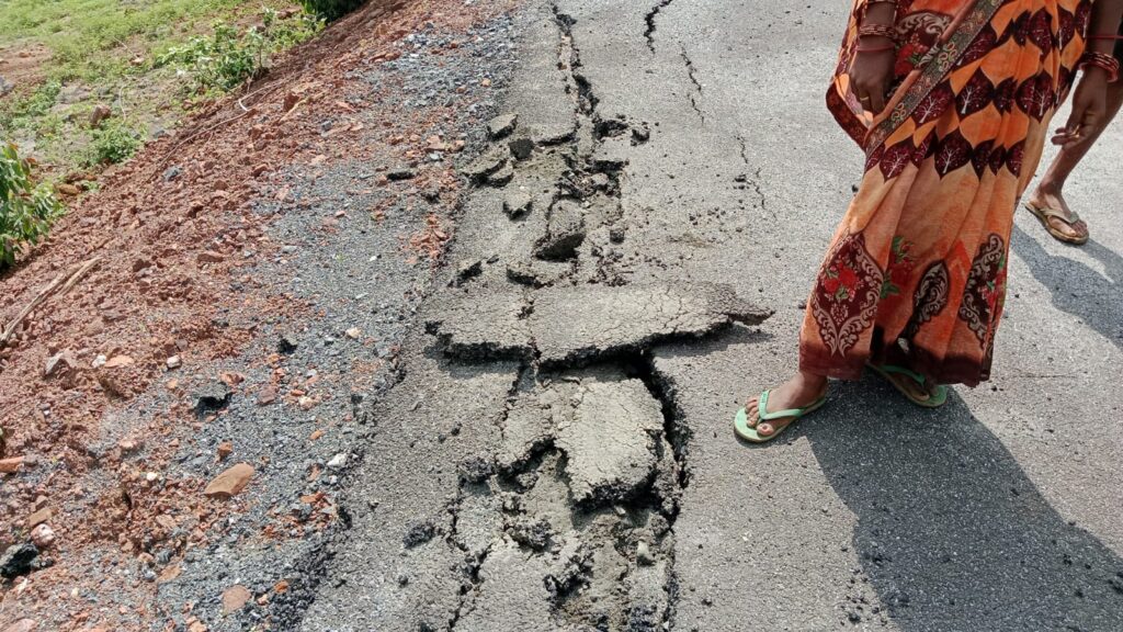 सड़क निर्माण में संवेदक की भारी लापरवाही जगह-जगह पर पड़े दरार सड़क निर्माण में संवेदक की भारी लापरवाही जगह-जगह पर पड़े दरार