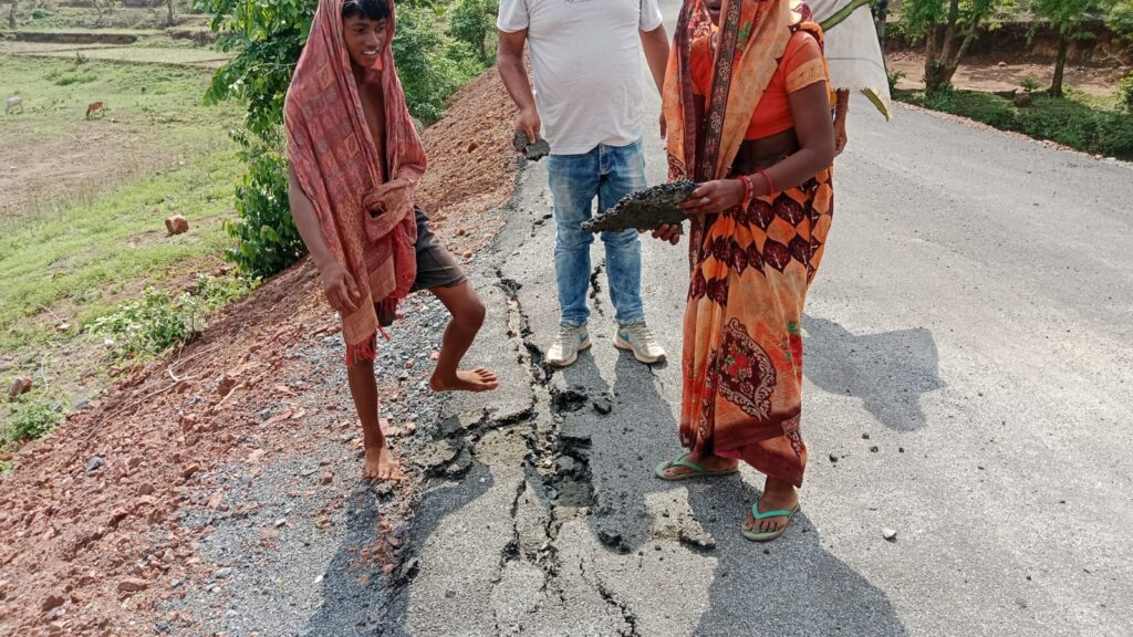 सड़क निर्माण में संवेदक की भारी लापरवाही जगह-जगह पर पड़े दरार सड़क निर्माण में संवेदक की भारी लापरवाही जगह-जगह पर पड़े दरार