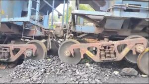 मालगाड़ी की दो बोगी गोमो बरकाकाना रेल लाइन में प्रवेश करने से पहले ही पटरी से उतर गयी