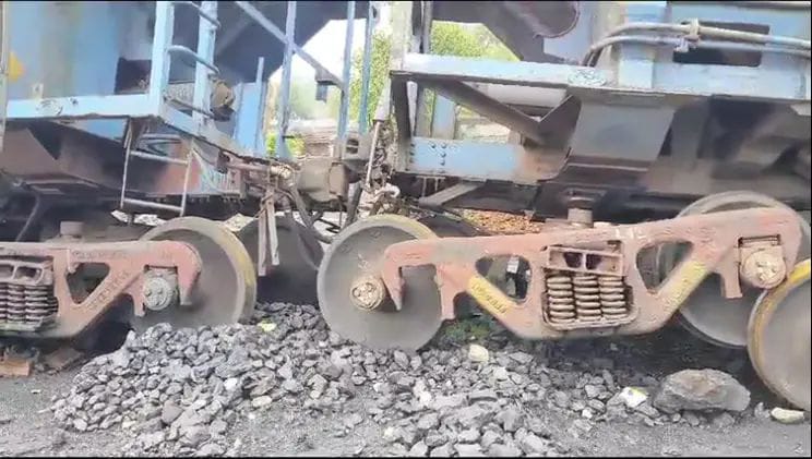 मालगाड़ी की दो बोगी गोमो बरकाकाना रेल लाइन में प्रवेश करने से पहले ही पटरी से उतर गयी मालगाड़ी की दो बोगी गोमो बरकाकाना रेल लाइन में प्रवेश करने से पहले ही पटरी से उतर गयी