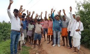 सड़क नही बनी तो विस चुनाव में केंदुआ गांव के ग्रामीण करेंगे वोट का बहिष्कार