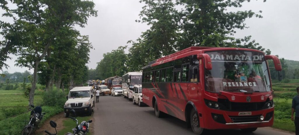 अज्ञात वाहन की चपेट में आने से एक भैंस व भैंस मालिक की घटनास्थल पर हुई मौत अज्ञात वाहन की चपेट में आने से एक भैंस व भैंस मालिक की घटनास्थल पर हुई मौत