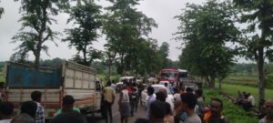 अज्ञात वाहन की चपेट में आने से एक भैंस व भैंस मालिक की घटनास्थल पर हुई मौत