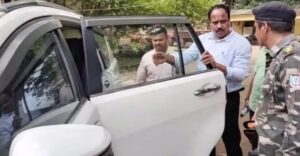 गढ़वा:टेंडर कमीशन घोटाला मामले को लेकर ईडी की टीम पहुँची गढ़वा,फरार चल रहे आरोपी के घर में इश्तेहार चिपकाया