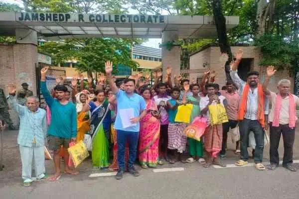 पीडीएस दुकान अन्नपूर्णा महिला मंडल के खिलाफ लाभुकों ने किया हंगामा,दुकान में की तालाबंदी पीडीएस दुकान अन्नपूर्णा महिला मंडल के खिलाफ लाभुकों ने किया हंगामा,दुकान में की तालाबंदी