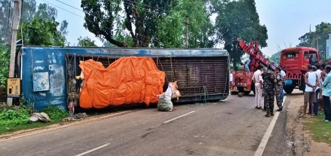 कांवड़ियों से भरी बस में पलटी, बाबाधाम से लौट रहे थे राँची कांवड़ियों से भरी बस में पलटी, बाबाधाम से लौट रहे थे राँची