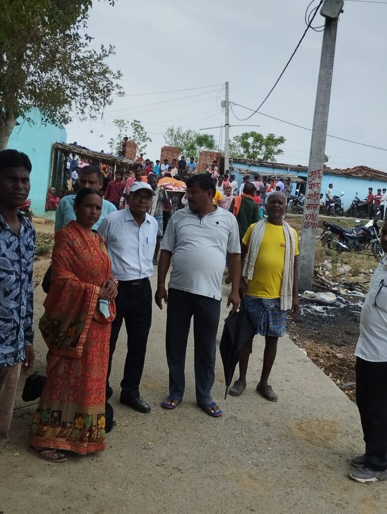 लोहड़ा में 33 हजार हाई वोल्टेज के चपेट में आने से 35 वर्षीय राजकेश राम की हुई मौत लोहड़ा में 33 हजार हाई वोल्टेज के चपेट में आने से 35 वर्षीय राजकेश राम की हुई मौत