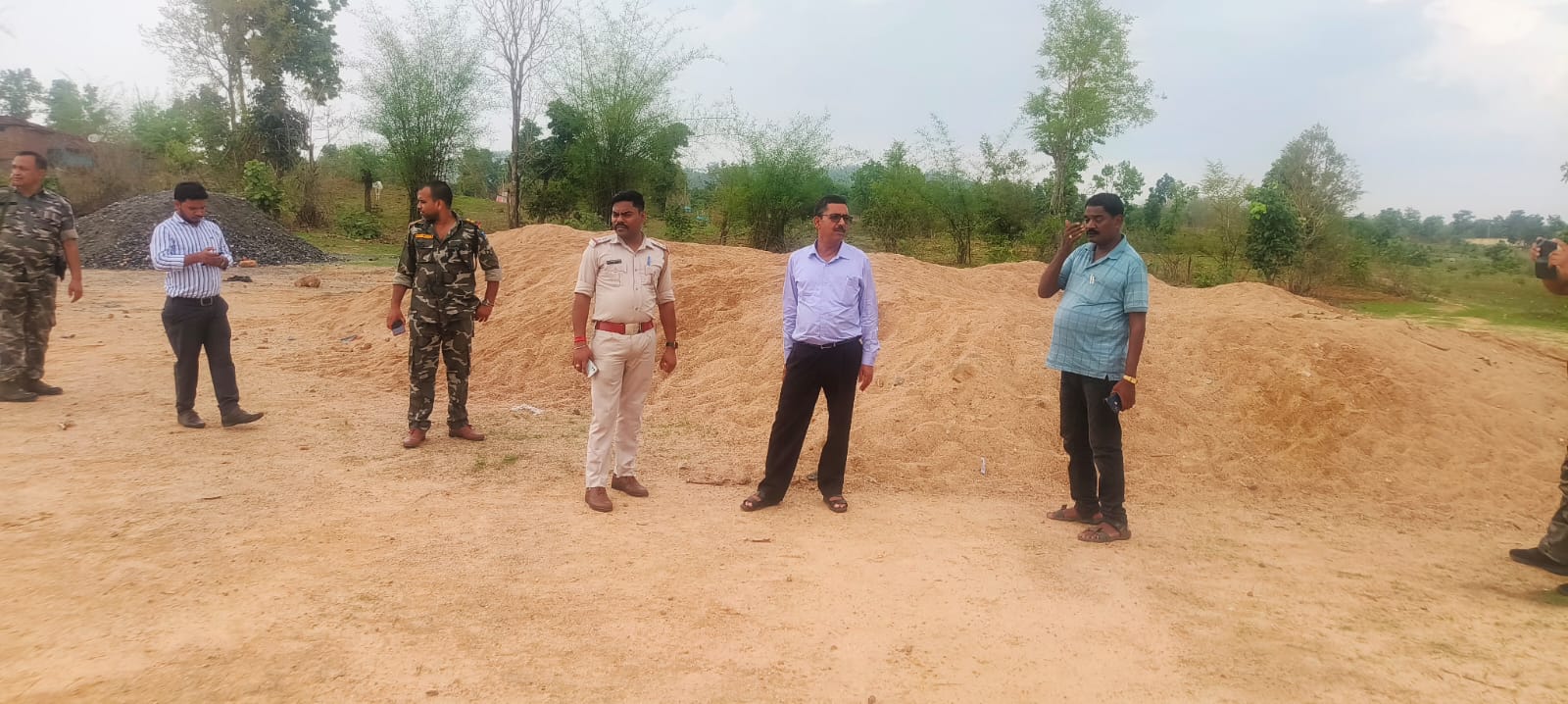 अवैध रूप से भंडारण किए गए बालू को प्रशासन ने किया जप्त,भंडारण करने वाले व्यक्तियों पर होगी कानूनी कार्रवाई-थाना प्रभारी