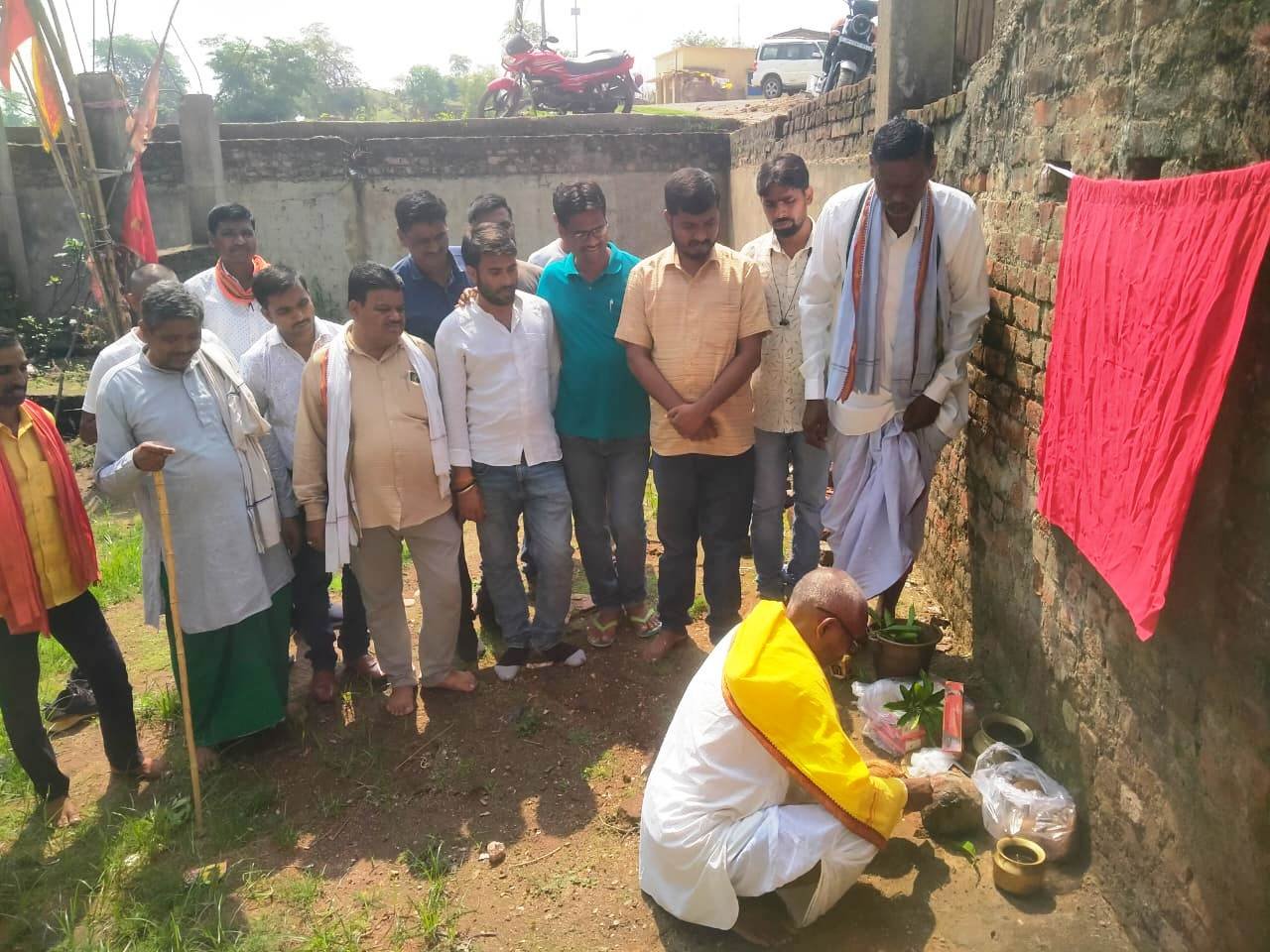जीप सदस्य ने चबूतरा निर्माण का किया शिलान्यास जीप सदस्य ने चबूतरा निर्माण का किया शिलान्यास