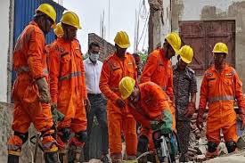 देवघर में तीन मंजिला इमारत हुई जमींदोज, मलबे में दबे कई लोग-रेस्कयू जारी; सूरत हादसे में अब तक 7 की मौत