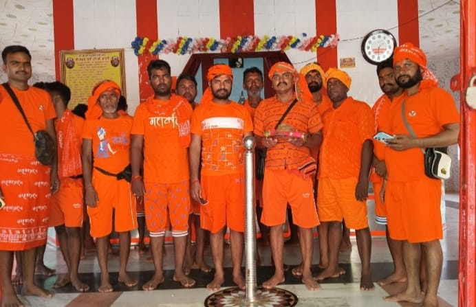 बोल-बम के नारे से पूरा गांव हुआ भक्तिमय बोल-बम के नारे से पूरा गांव हुआ भक्तिमय