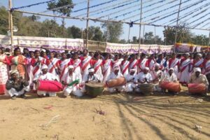विश्व आदिवासी दिवस के अवसर पर डीसी ने 1645 हेक्टयर भूमि के सामुदायिक वन पट्टा का किया वितरण