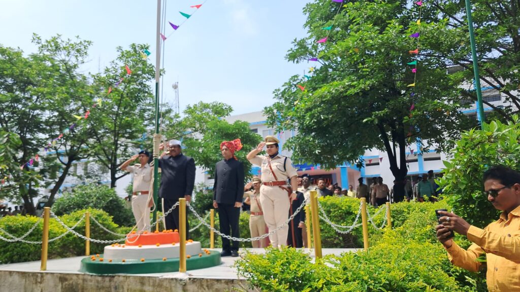 पलामू आयुक्त कार्यालय में आयुक्त ने किया ध्वजारोहण पलामू आयुक्त कार्यालय में आयुक्त ने किया ध्वजारोहण