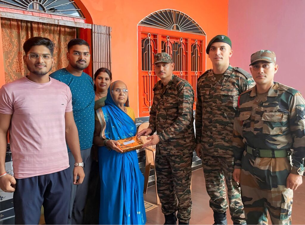 भारत -पाकिस्तान युद्ध के शहीद जवानों के परिजनों को गोरखा रेजिमेंट के द्वारा किया गया सम्मानित भारत -पाकिस्तान युद्ध के शहीद जवानों के परिजनों को गोरखा रेजिमेंट के द्वारा किया गया सम्मानित