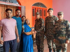 भारत -पाकिस्तान युद्ध के शहीद जवानों के परिजनों को गोरखा रेजिमेंट के द्वारा किया गया सम्मानित