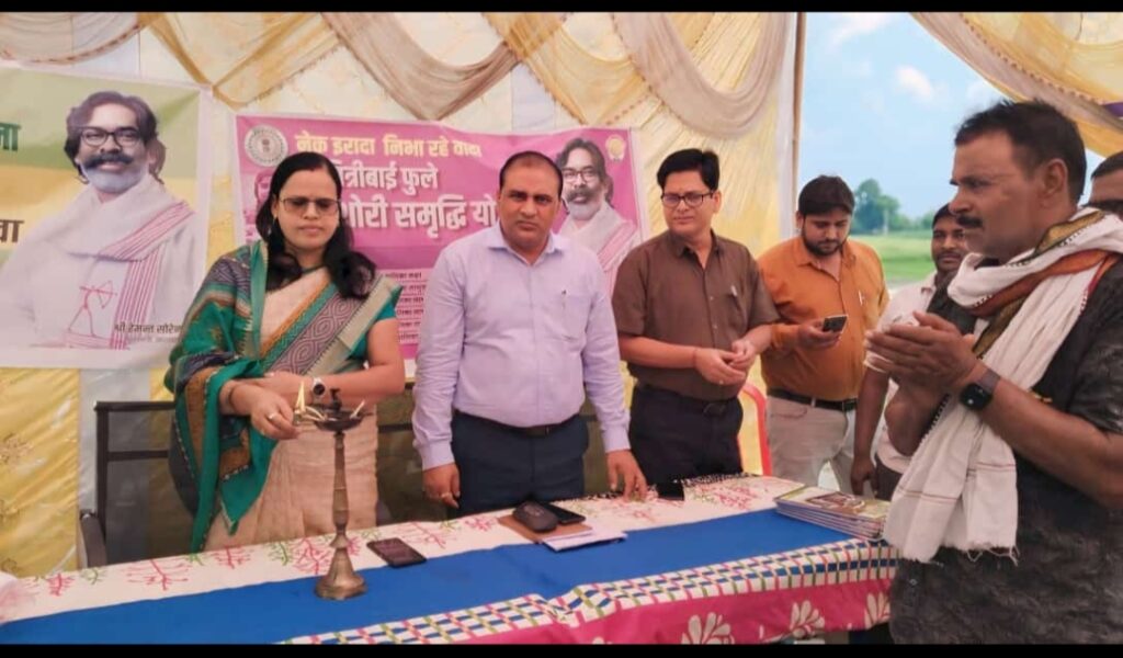 आपकी योजना, आपकी सरकार, आपके द्वार” कार्यक्रम का छेछौरी पंचायत में हुआ आयोजन आपकी योजना, आपकी सरकार, आपके द्वार” कार्यक्रम का छेछौरी पंचायत में हुआ आयोजन