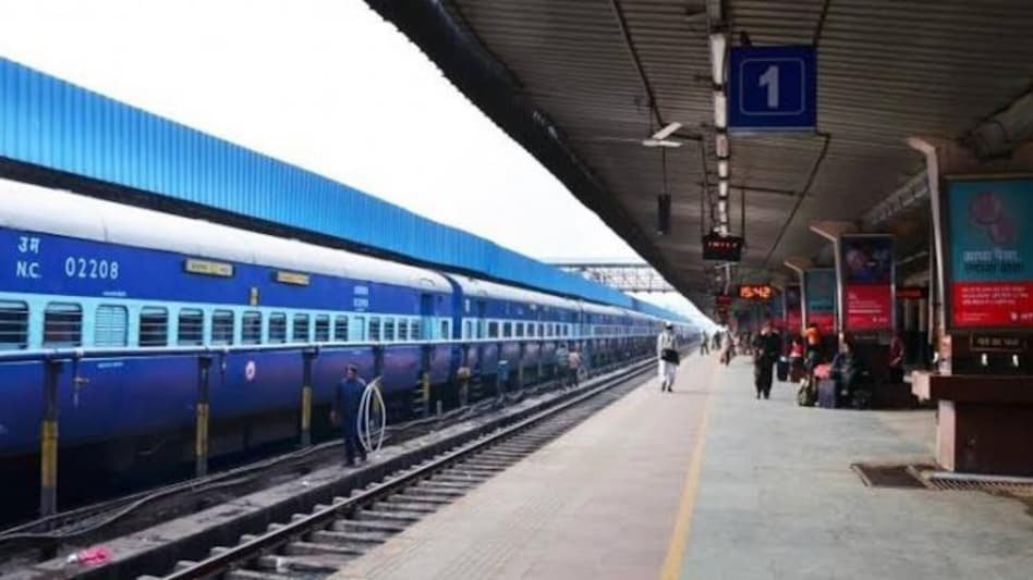 रेलवे की सुरक्षा और सुविधाओं पर नहीं है सरकार का ध्यान: पवन खेड़ा रेलवे की सुरक्षा और सुविधाओं पर नहीं है सरकार का ध्यान: पवन खेड़ा