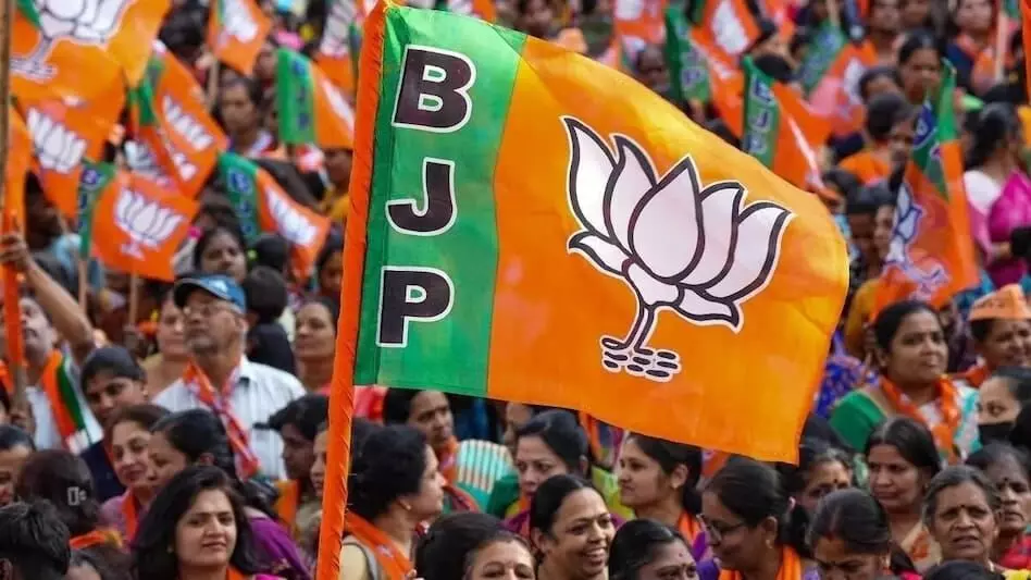 भाजपा के 18 सदस्यों को शुक्रवार अपराह्न 2:00 बजे तक के लिए सदन की कार्यवाही से किया गया निलंबित भाजपा के 18 सदस्यों को शुक्रवार अपराह्न 2:00 बजे तक के लिए सदन की कार्यवाही से किया गया निलंबित