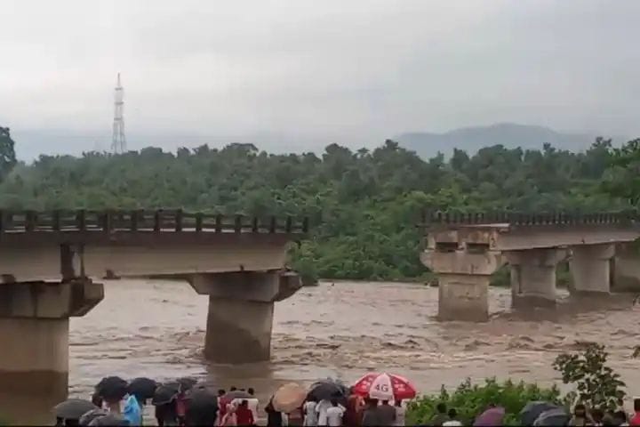 गोमियाऔर पेटरवार पथ को जोड़ने वाला पुल बहा: आवागमन ठप गोमियाऔर पेटरवार पथ को जोड़ने वाला पुल बहा: आवागमन ठप