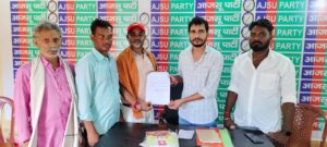 पूर्व प्रत्यासी सरवन पासवान ने आजसू से चुनाव लड़ने के लिए लातेहार जिला अध्यक्ष को सौपा ज्ञापन