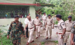 मृतक अधिवक्ता के परिजनों से मिलने पहुंचे डीजीपी अनुराग गुप्ता