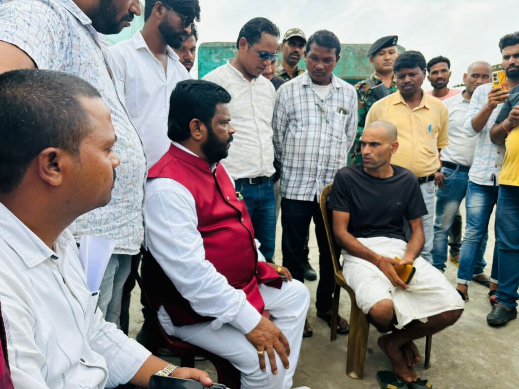 लातेहार विधायक सह झारखंड सरकार के शिक्षा मंत्री वैद्यनाथ राम पीड़ित परिवार के घर पहुँचकर मिले,बंधाया ढाढ़स लातेहार विधायक सह झारखंड सरकार के शिक्षा मंत्री वैद्यनाथ राम पीड़ित परिवार के घर पहुँचकर मिले,बंधाया ढाढ़स