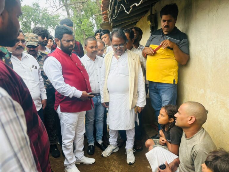 लातेहार विधायक सह झारखंड सरकार के शिक्षा मंत्री वैद्यनाथ राम पीड़ित परिवार के घर पहुँचकर मिले,बंधाया ढाढ़स