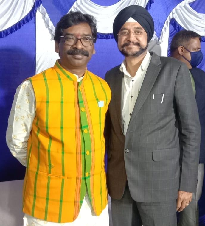 दिल्ली में लॉबिंग कर रहे कालरा,पूर्व सीएम चन्नी से मिले,बताई झारखंड में सिखों की अनदेखी दिल्ली में लॉबिंग कर रहे कालरा,पूर्व सीएम चन्नी से मिले,बताई झारखंड में सिखों की अनदेखी