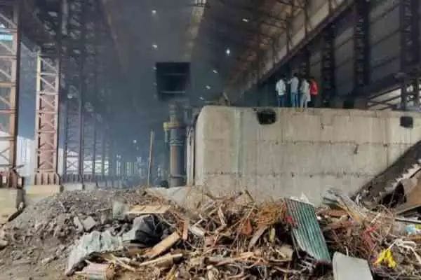 स्टील फैक्ट्री की चिमनी में ब्लास्ट,7 मजदूर झुलसे, एक की मौत स्टील फैक्ट्री की चिमनी में ब्लास्ट,7 मजदूर झुलसे, एक की मौत