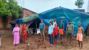 लगातार वर्षा होने से गरीबों का आशियाना उजड़ा:झोपड़ी बनाकर रहने को विवाह,सरवन पासवान ने जताया दुःख