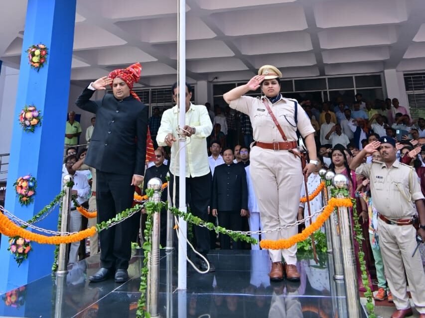 समाहरणालय परिसर में मनाया गया स्वतंत्रता दिवस 