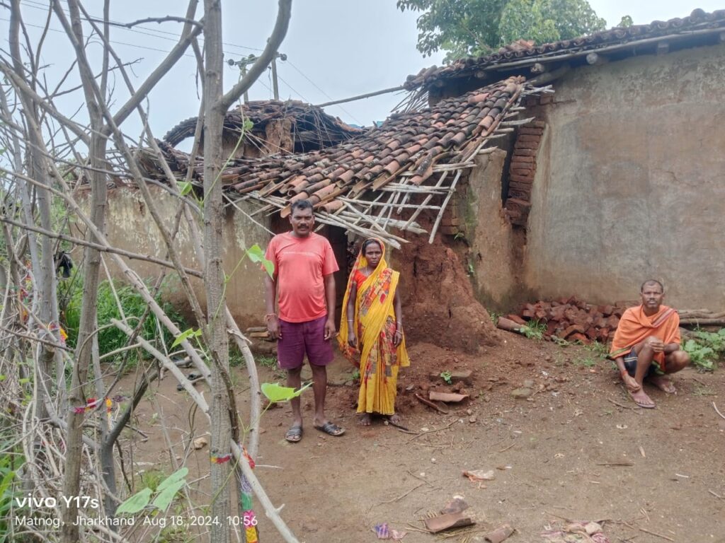 लगातार वर्षा होने से कच्चा मकान गिरा:पीड़ित परिवार पर रहने का आया संकट,जिला प्रशासन से लगाया गुहार लगातार वर्षा होने से कच्चा मकान गिरा:पीड़ित परिवार पर रहने का आया संकट,जिला प्रशासन से लगाया गुहार