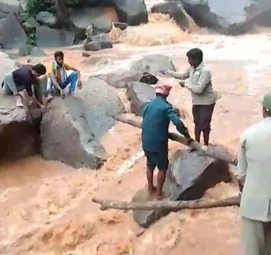 झारखंड टूरिज्म डेवलपमेंट कॉरपोरेशन के कर्मियों ने बचाई लोध जलप्रपात में फंसे दो टूरिस्टो की जान